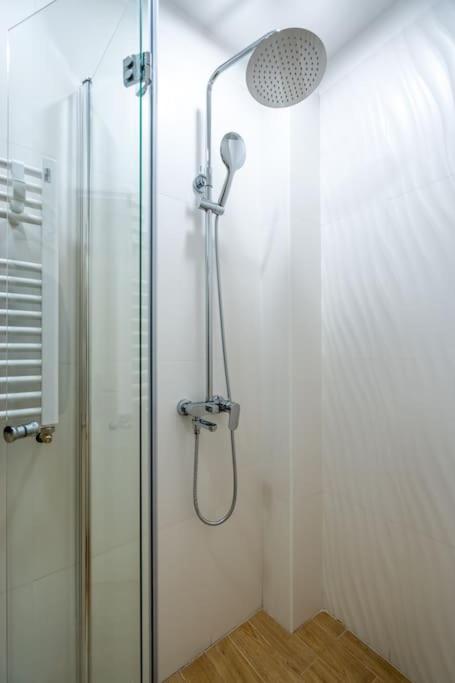 Modern and Calm 2BDRM Apt in City Centre