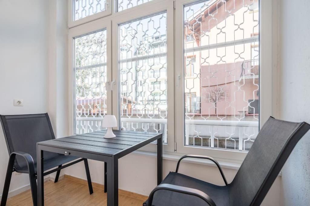 Modern and Calm 2BDRM Apt in City Centre