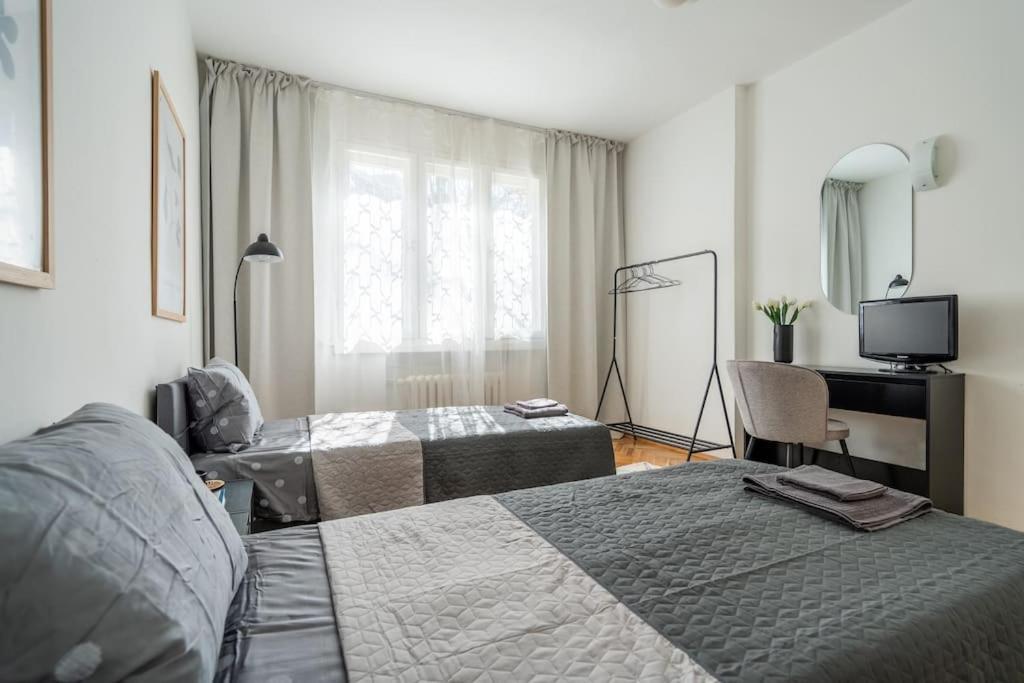 Modern and Calm 2BDRM Apt in City Centre