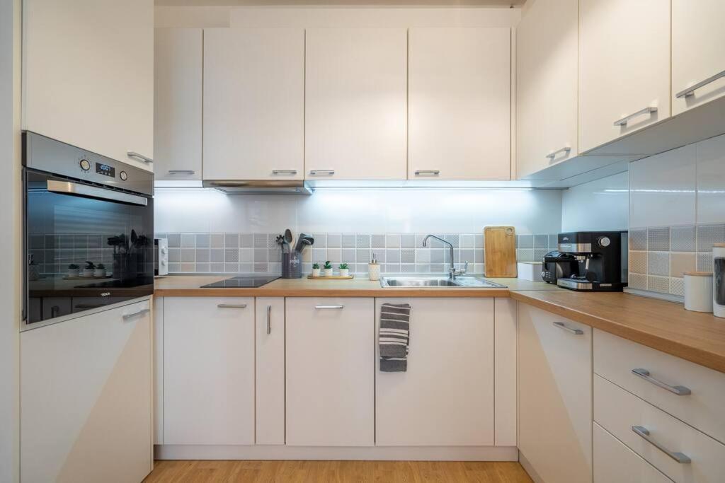 Modern and Calm 2BDRM Apt in City Centre