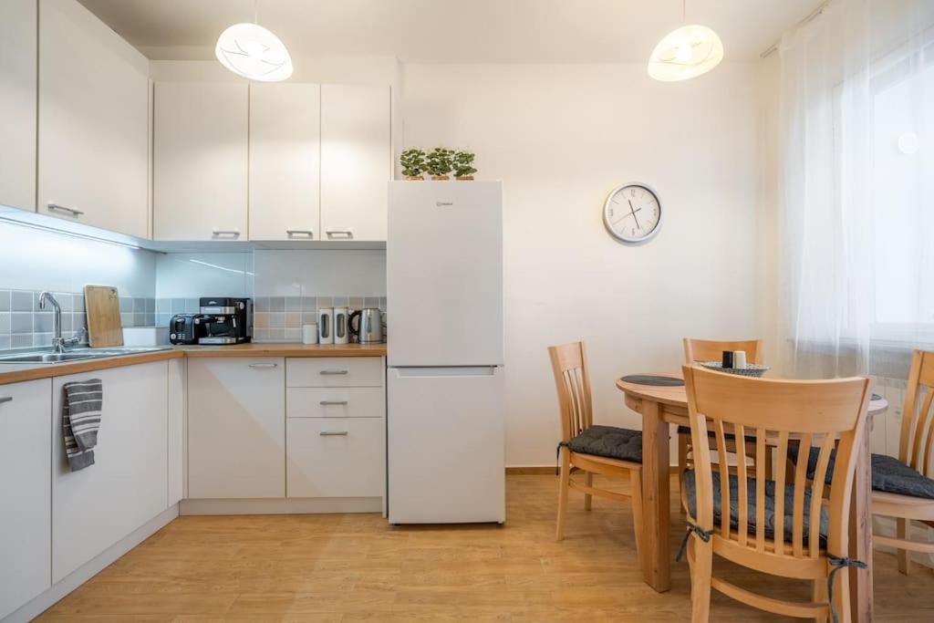 Modern and Calm 2BDRM Apt in City Centre