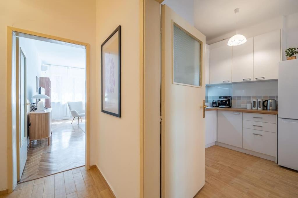 Modern and Calm 2BDRM Apt in City Centre
