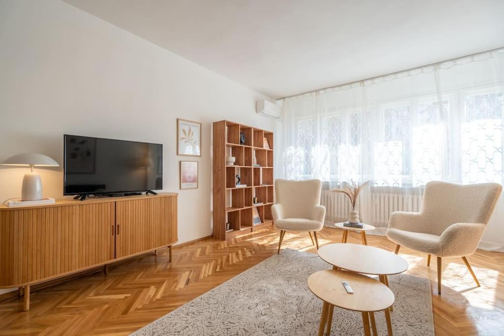 Modern and Calm 2BDRM Apt in City Centre