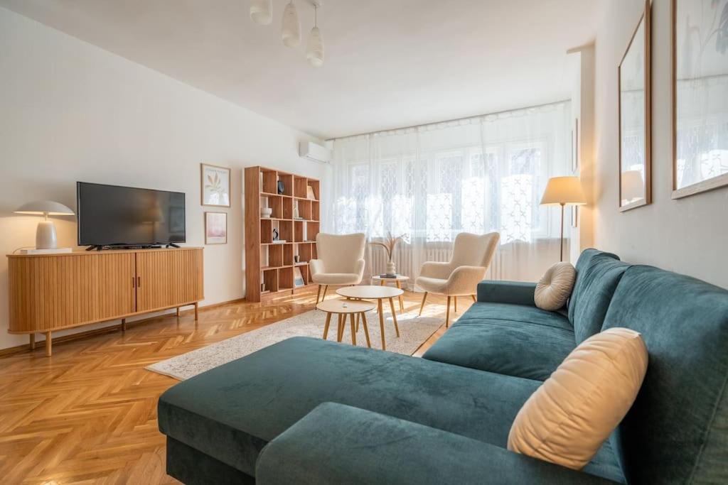 Modern and Calm 2BDRM Apt in City Centre