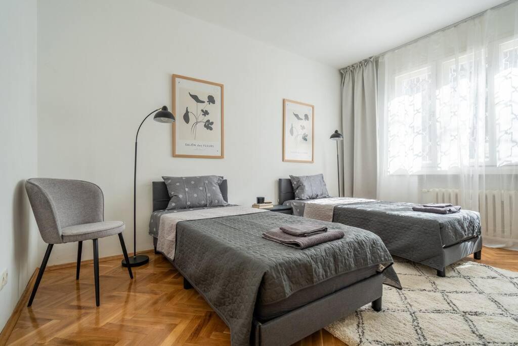 Modern and Calm 2BDRM Apt in City Centre