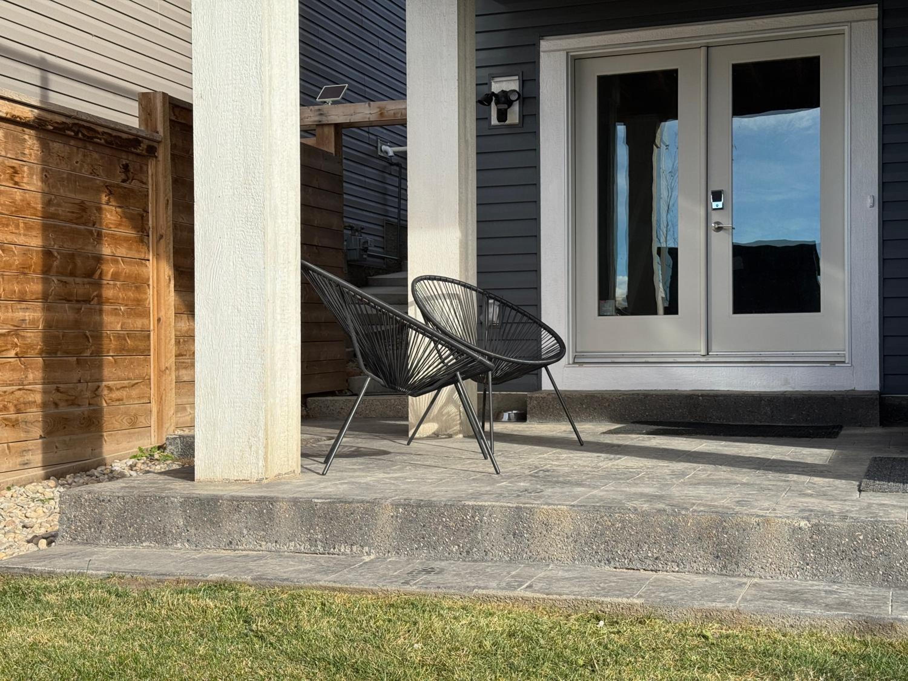 Modern Pet Friendly Walk-Out Suite and Den