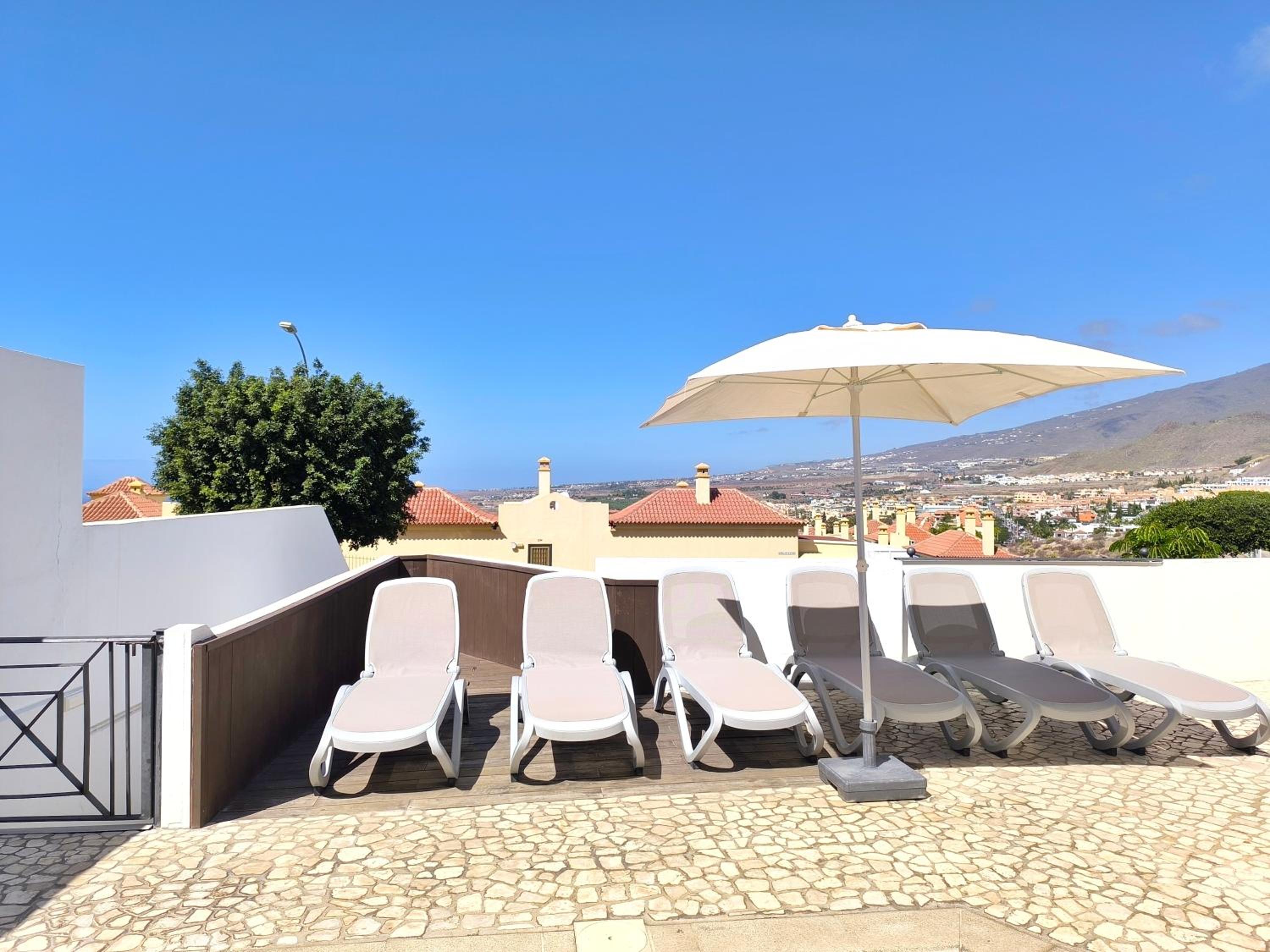 BEAUTIFUL VILLA - 4 bedrooms, heated pool, 2 priv car park places, fibre net, PS5, tv channels view 4