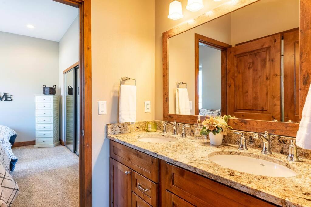 FarmHouse at Antelope Valley with Mountain views 5BR 4BA view 4