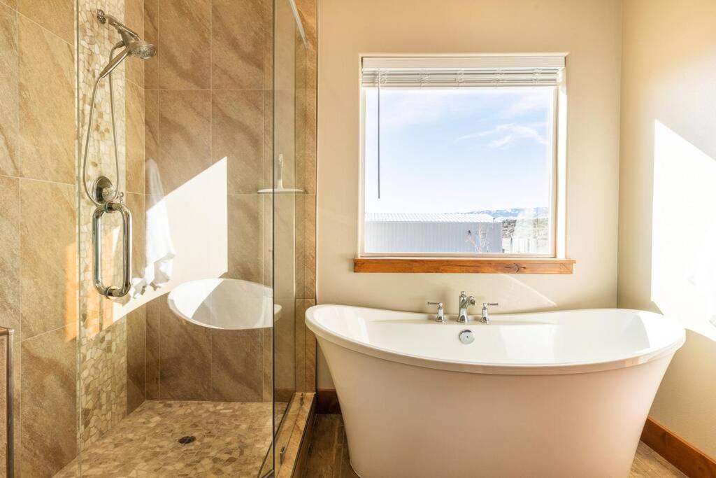 FarmHouse at Antelope Valley with Mountain views 5BR 4BA view 5
