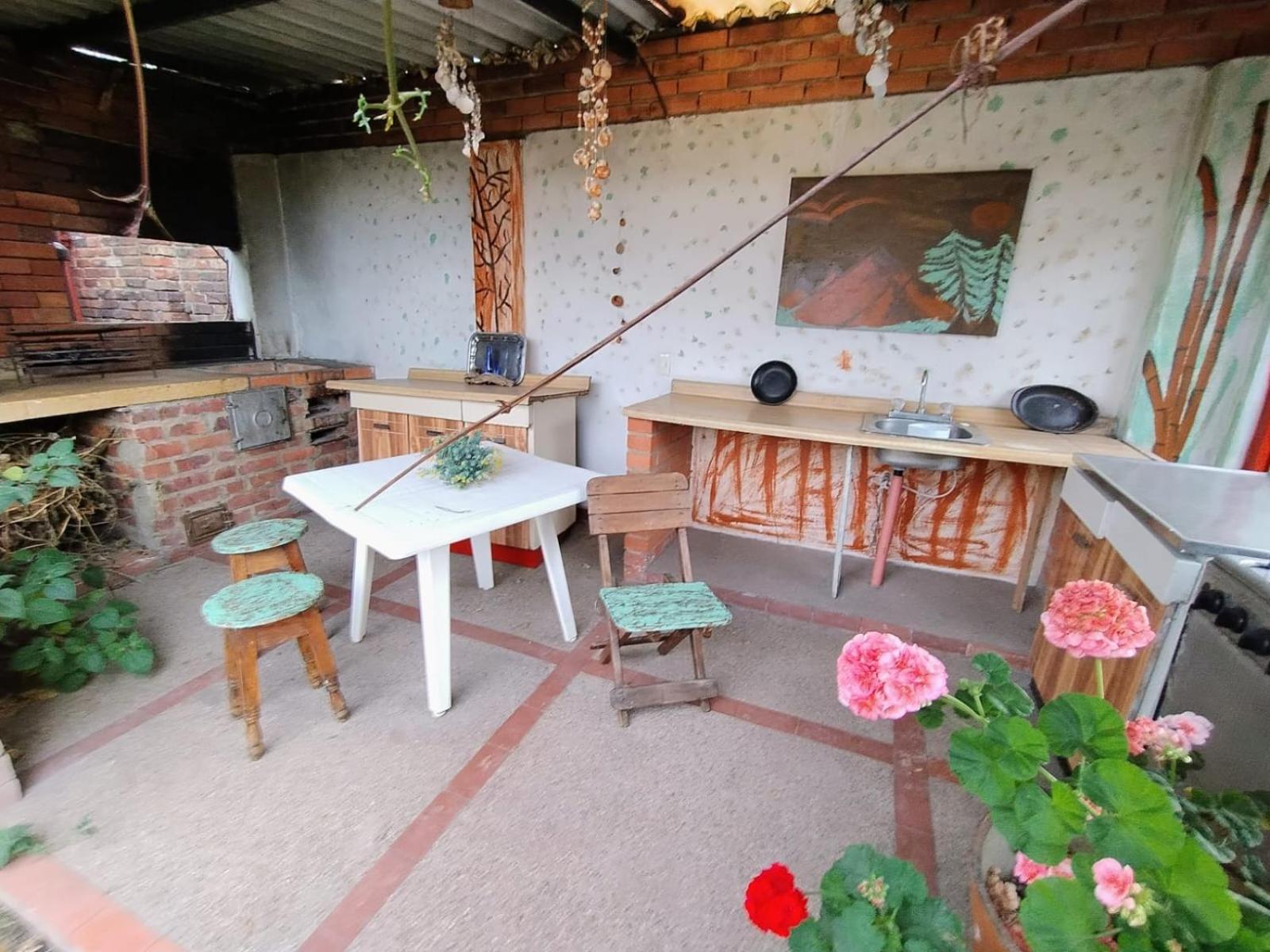 Comodo chalet, en una muy buena ubicación y rodeado de jardines view 2