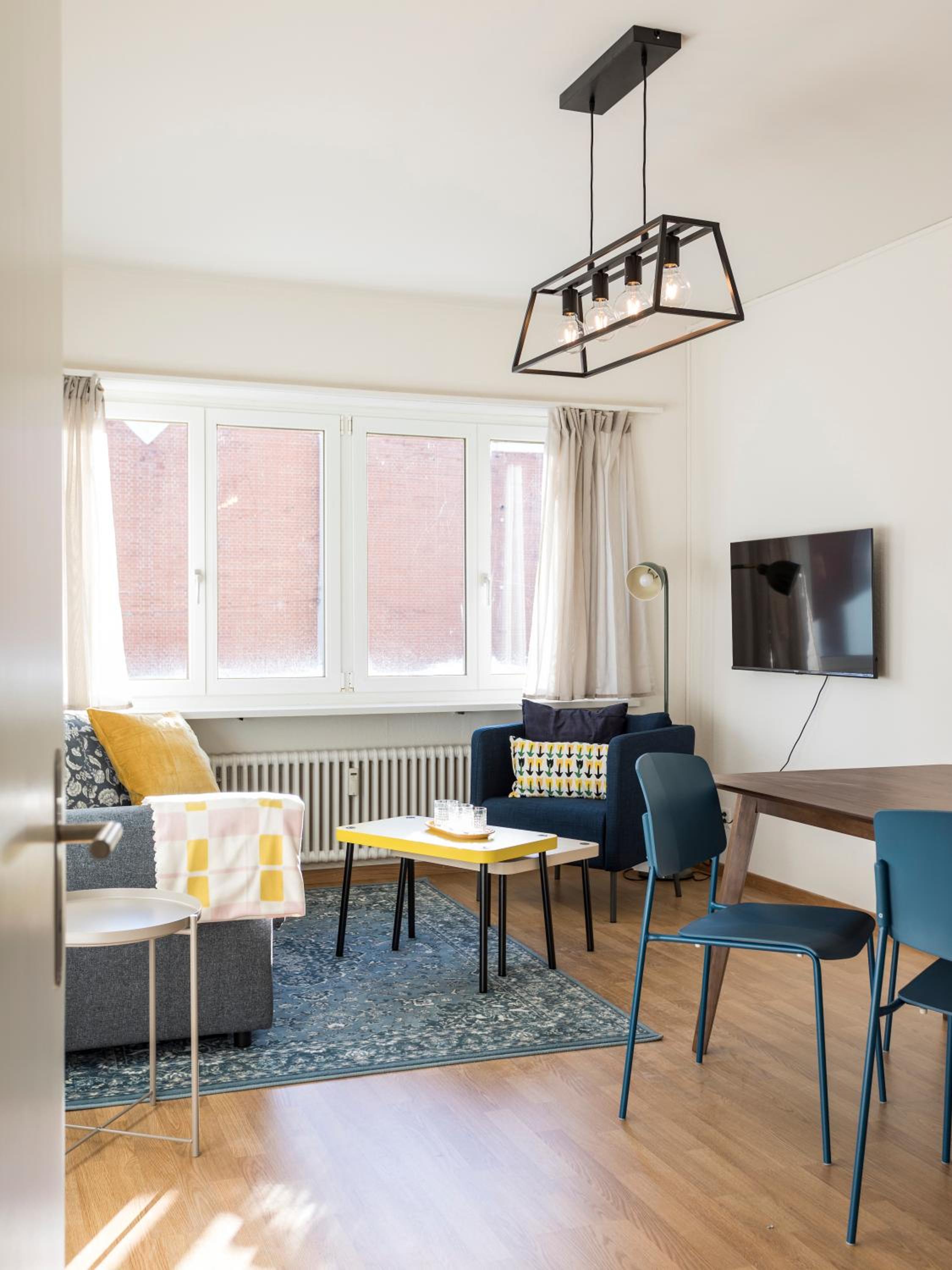 Modern appt opposite theatre, 7 min walk to Messe