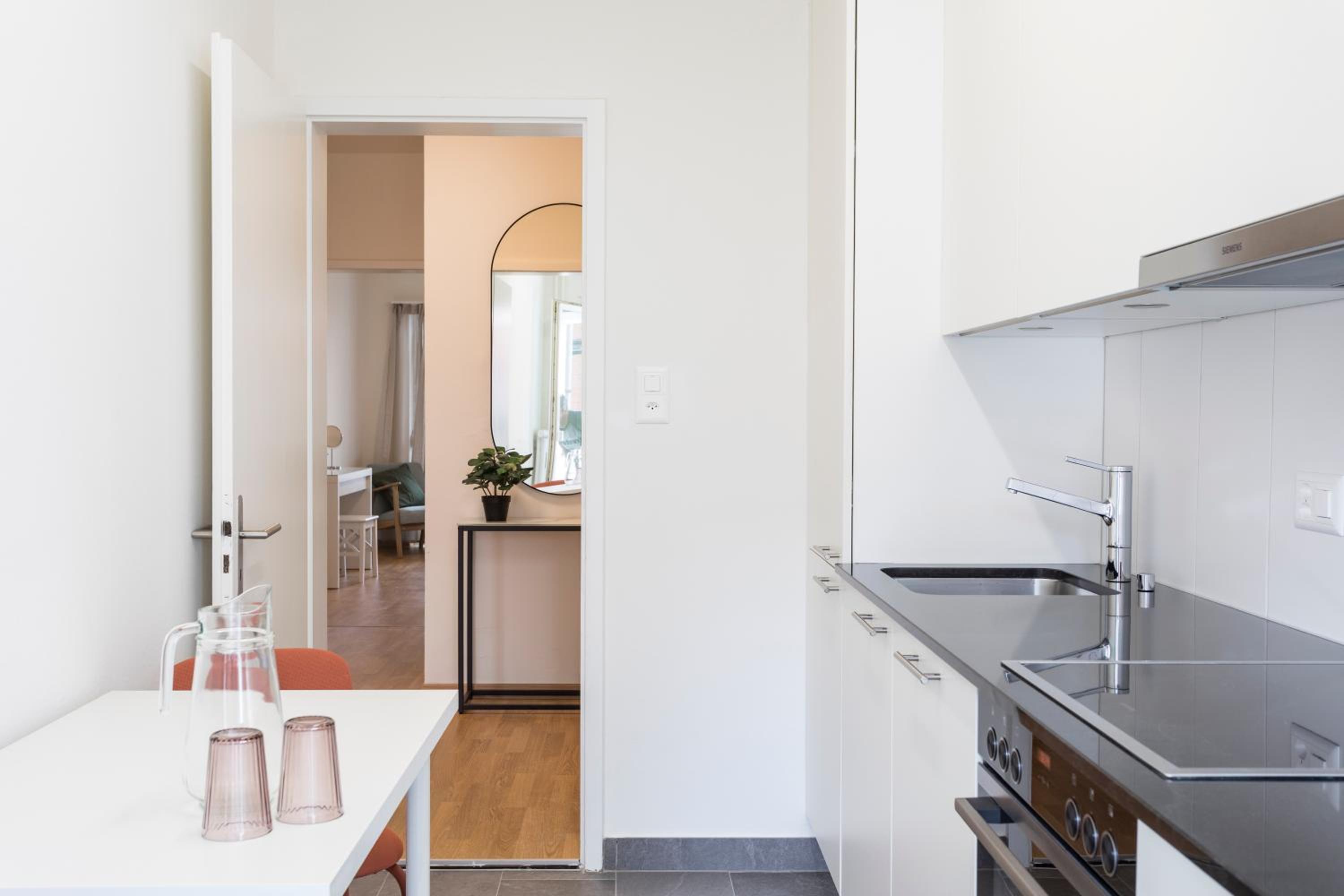 Modern appt opposite theatre, 7 min walk to Messe
