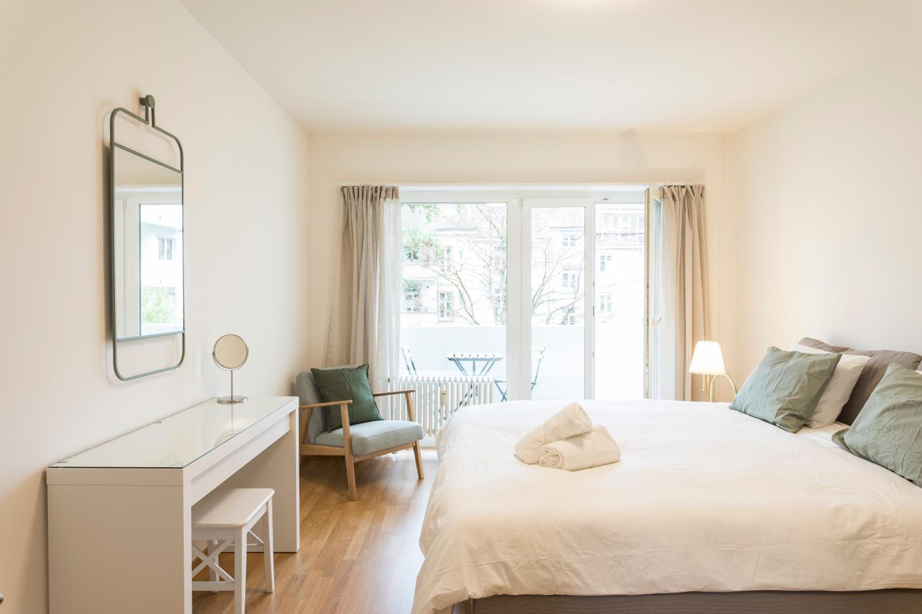 Modern appt opposite theatre, 7 min walk to Messe