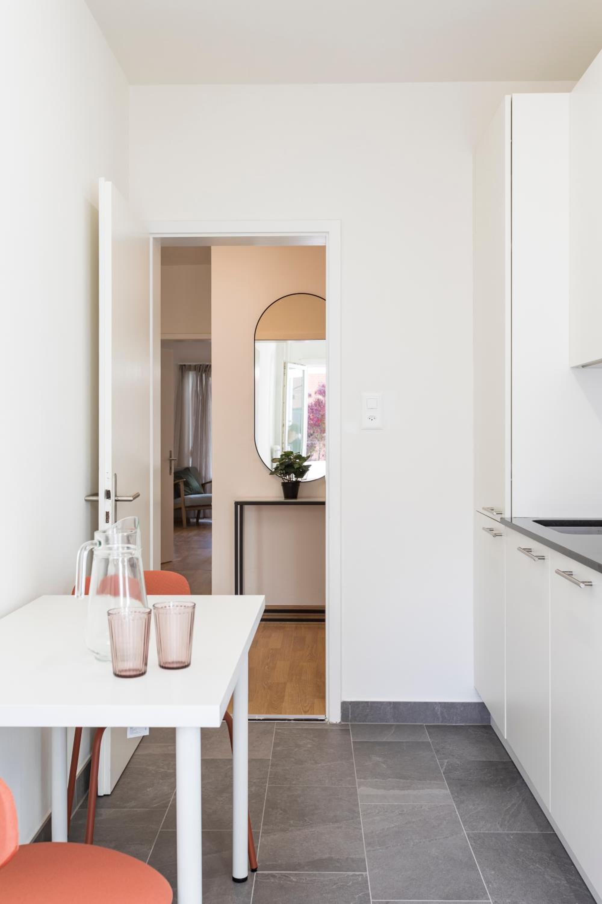 Modern appt opposite theatre, 7 min walk to Messe