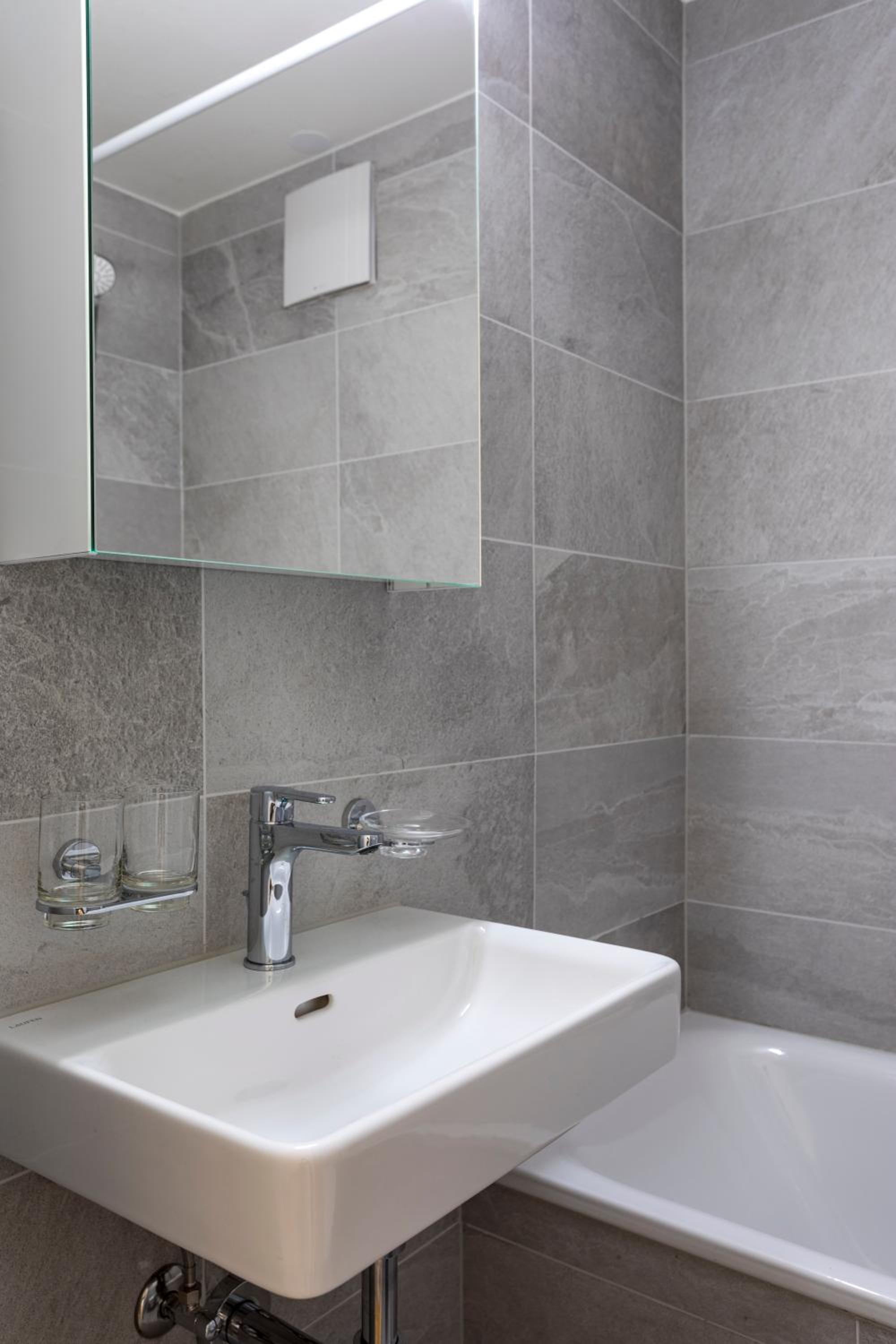 Modern appt opposite theatre, 7 min walk to Messe