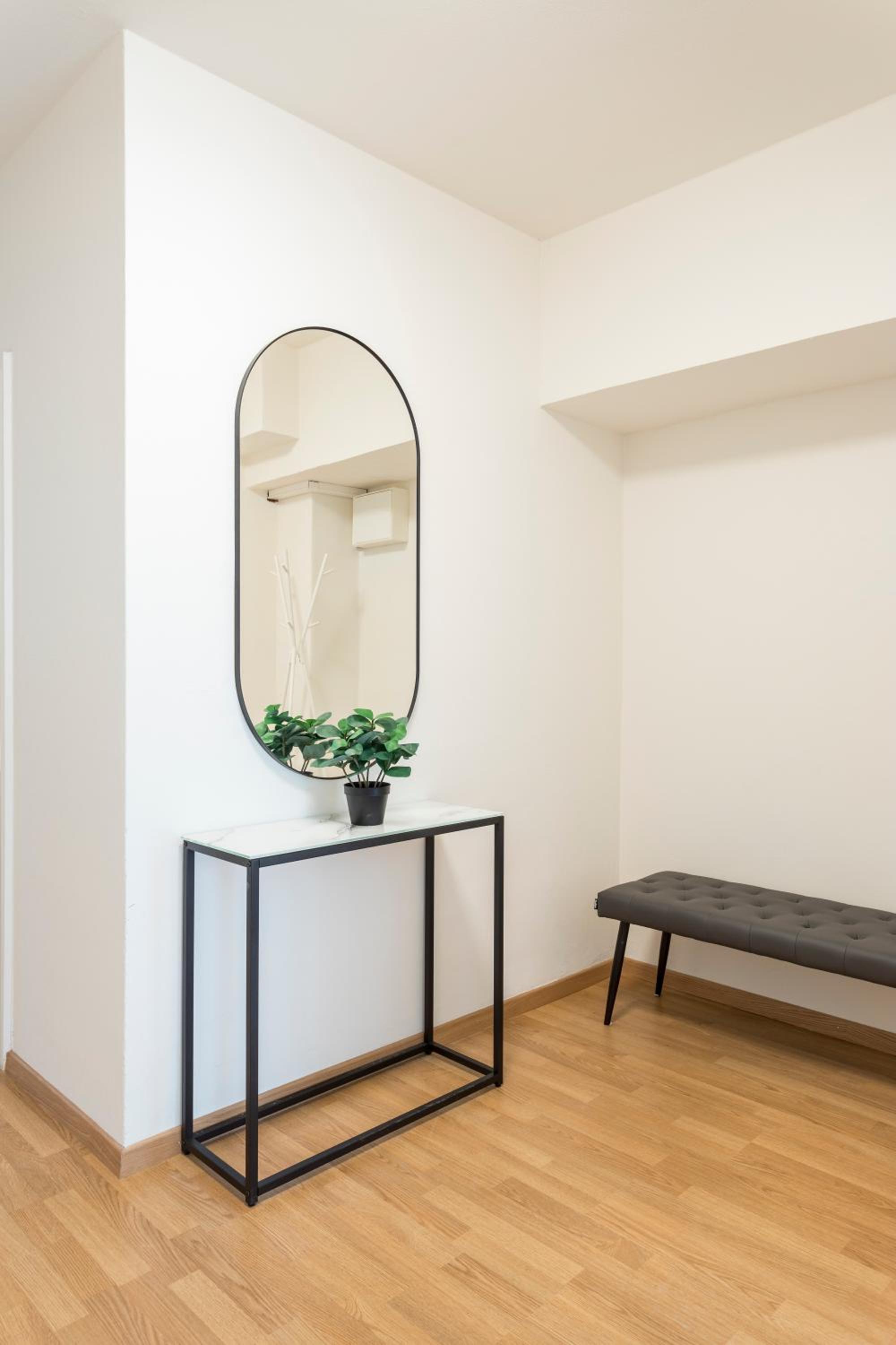 Modern appt opposite theatre, 7 min walk to Messe