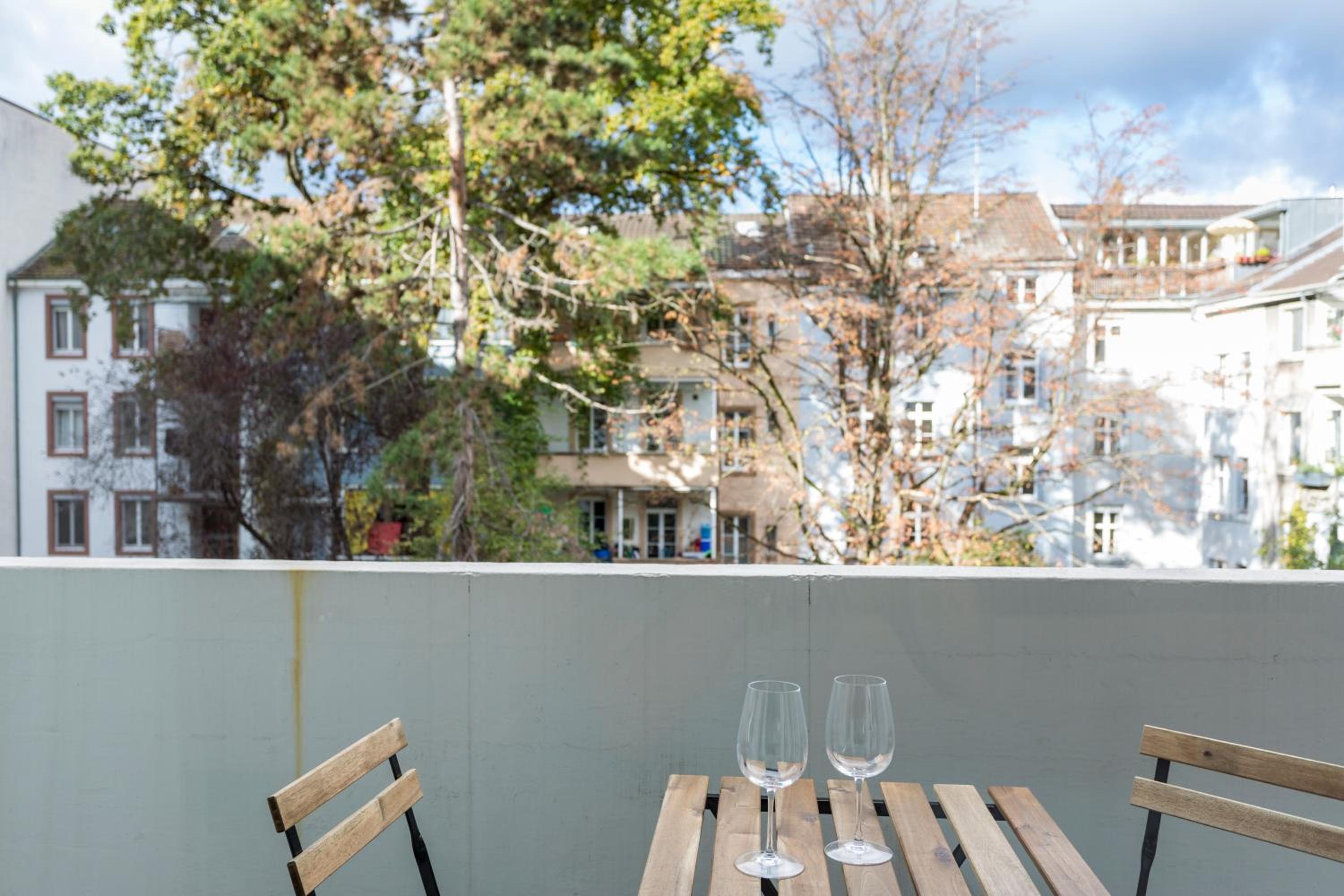 Modern appt opposite theatre, 7 min walk to Messe