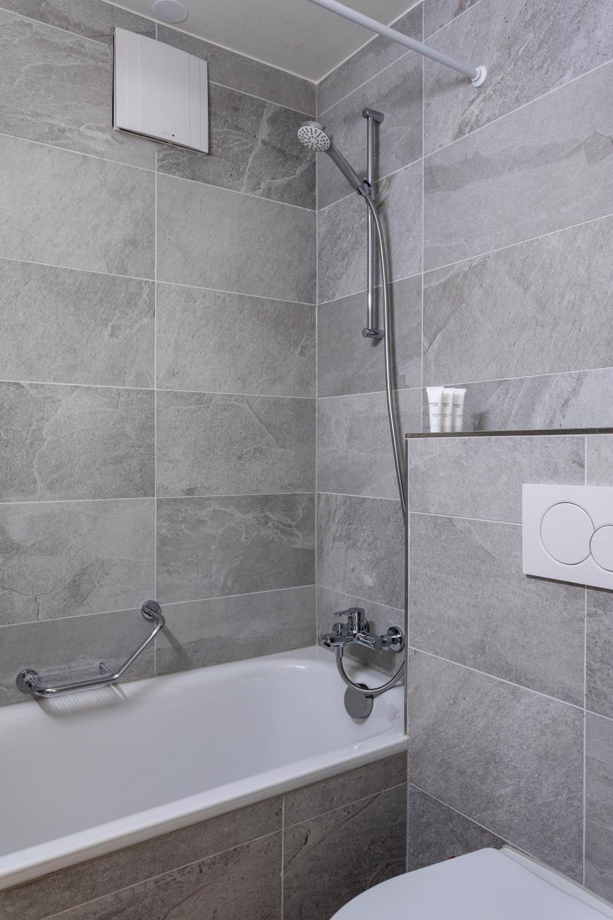Modern appt opposite theatre, 7 min walk to Messe