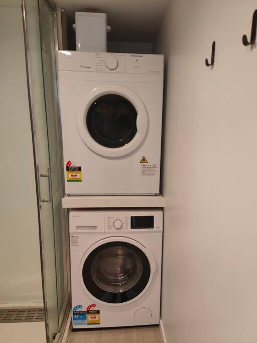 Beautiful Studio with Parking Near CBD and Port Hills view 2