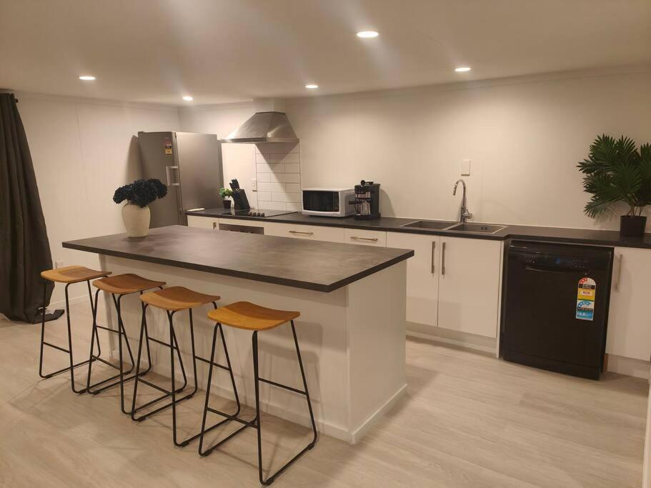 Beautiful Studio with Parking Near CBD and Port Hills view 5