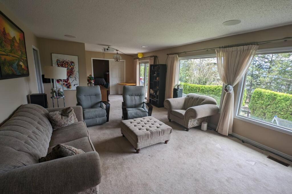 Spacious West Kelowna Home that is great for family, friends, or business trip!