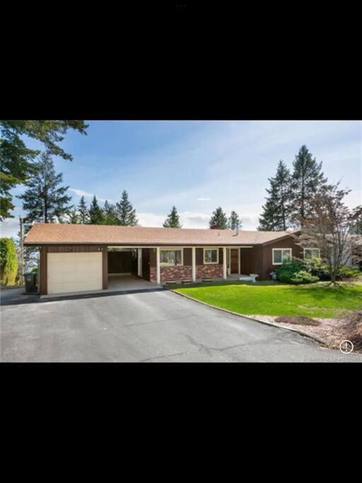 Spacious West Kelowna Home that is great for family, friends, or business trip!