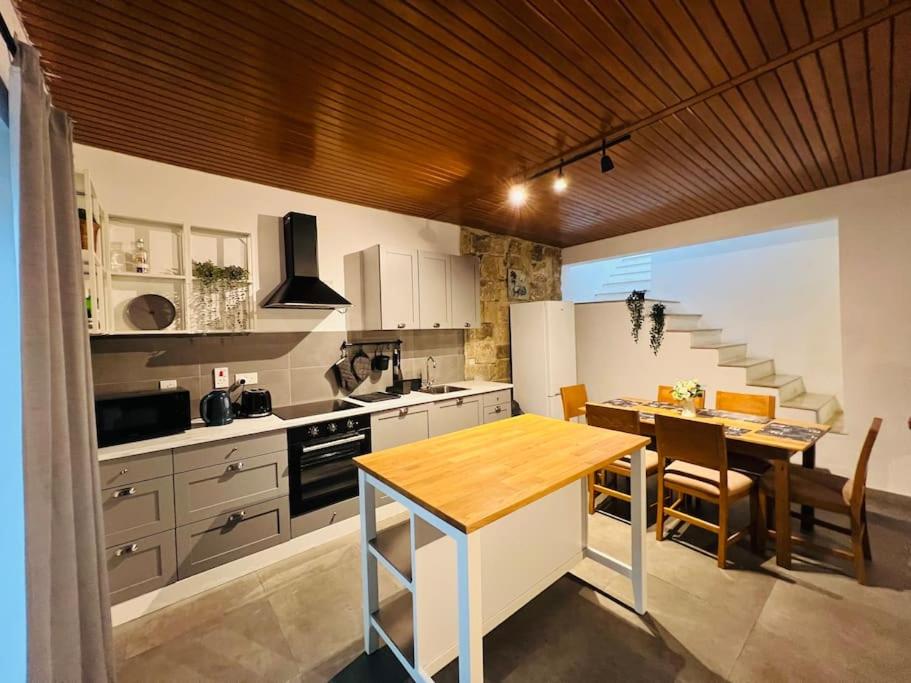 Island Breeze Stays - Standard — St Julian's