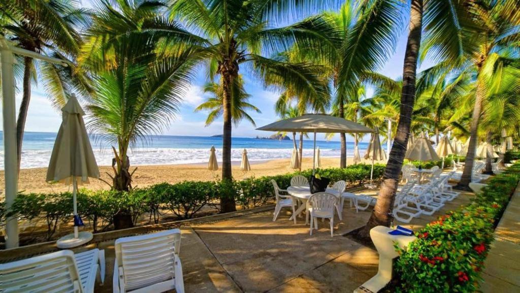 A pie de mar en zona hotelera, 1BR condo In Monarca Ixtapa, no pagas brazalete