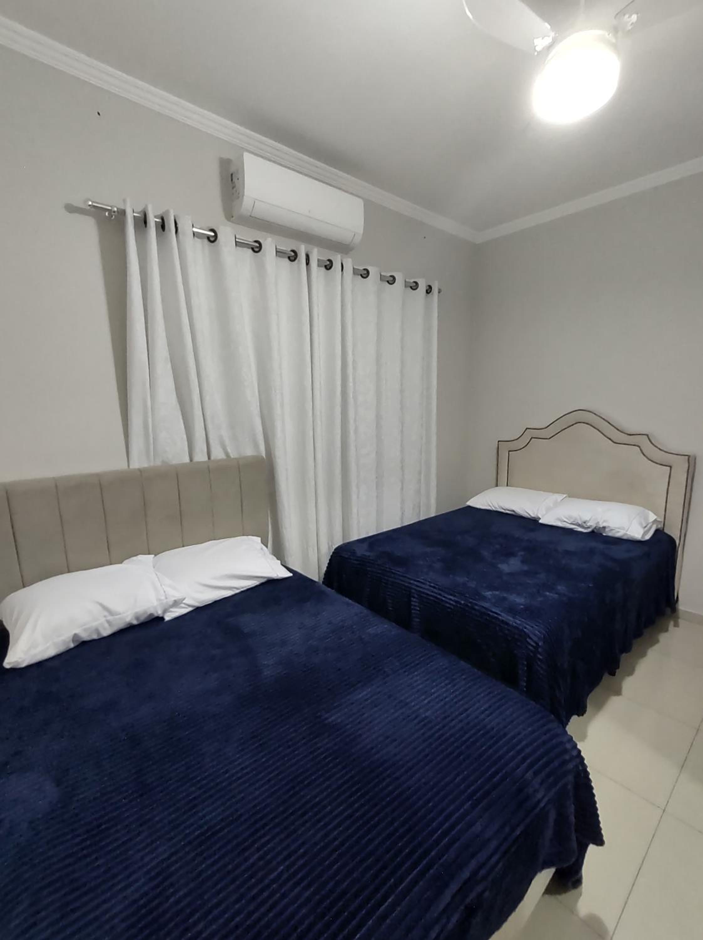 Casa com garagem, ar condicionado, sala tv e jantar, cozinha completa e lavanderia