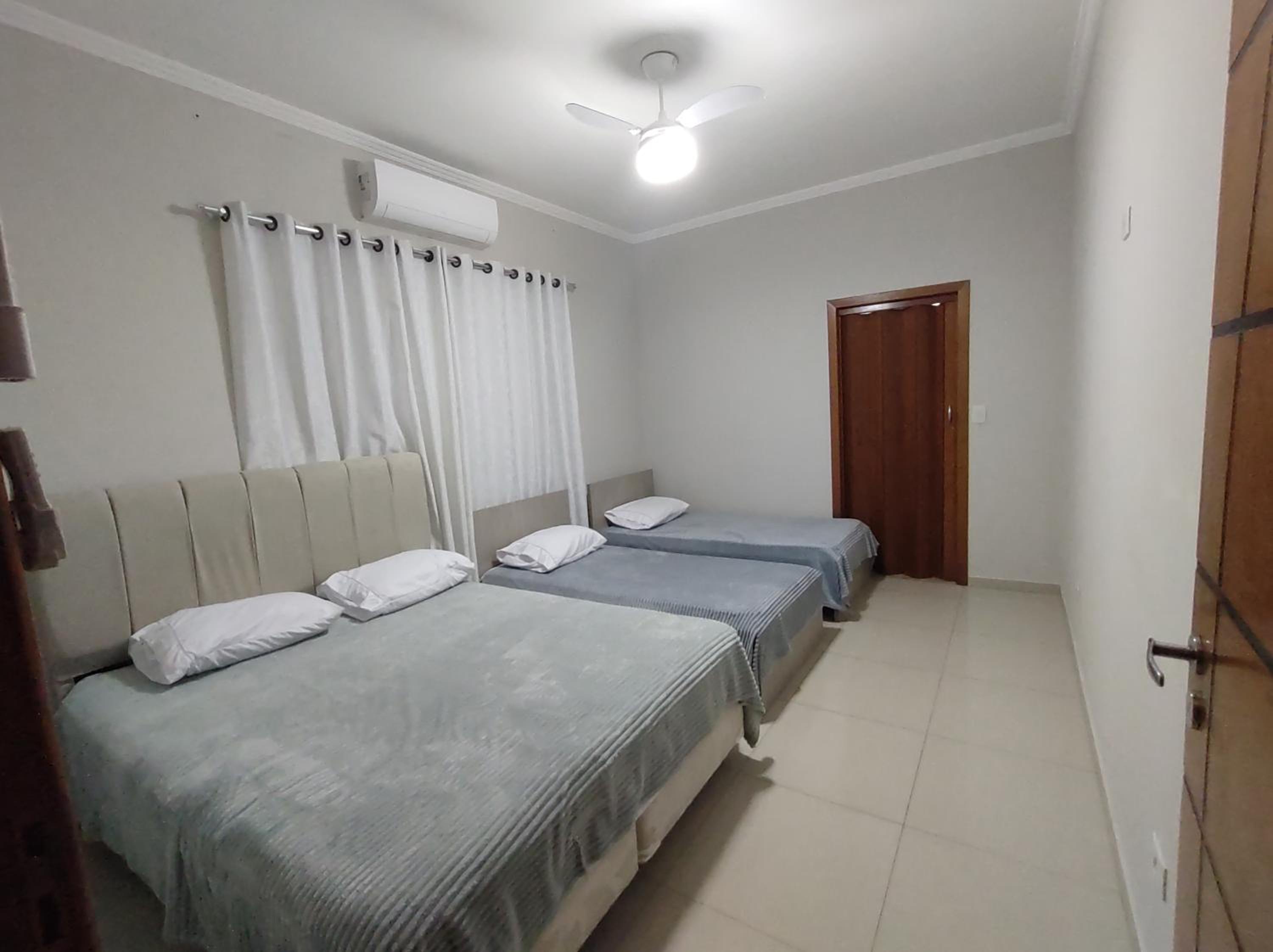 Casa com garagem, ar condicionado, sala tv e jantar, cozinha completa e lavanderia