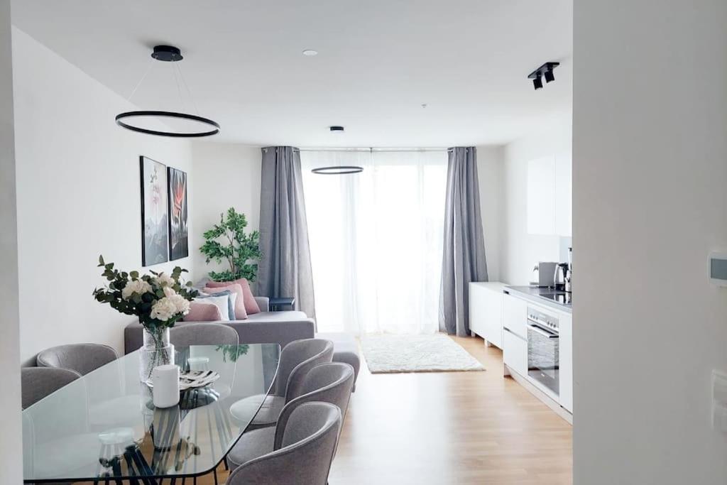 Balcony I 5 Minutes to Belvedere I Great Location 2 Minutes to Main station