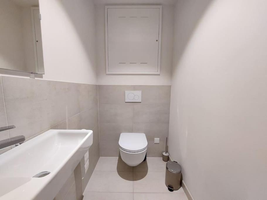 Balcony I 5 Minutes to Belvedere I Great Location 2 Minutes to Main station