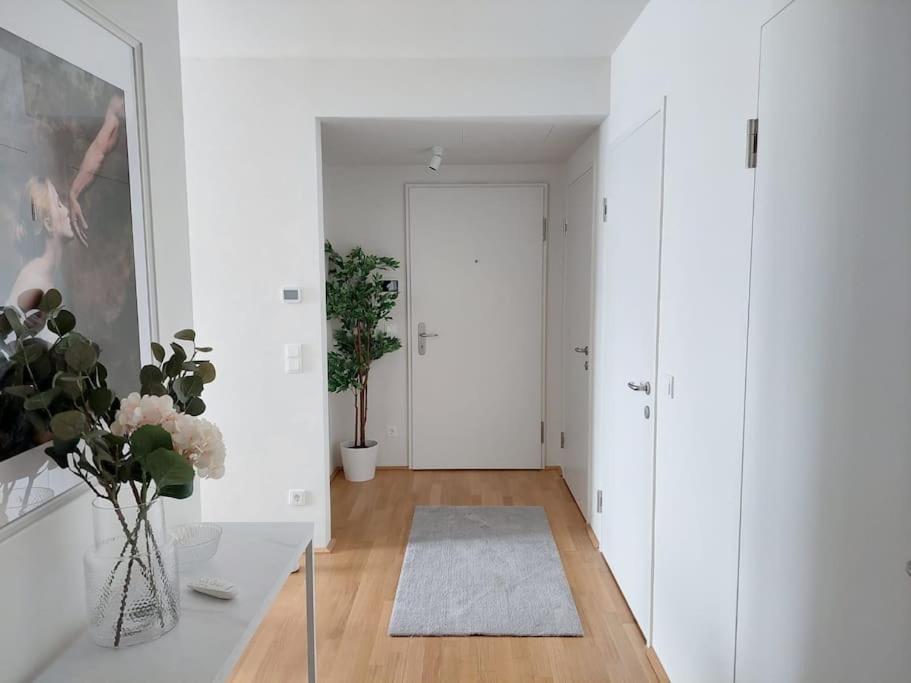 Balcony I 5 Minutes to Belvedere I Great Location 2 Minutes to Main station