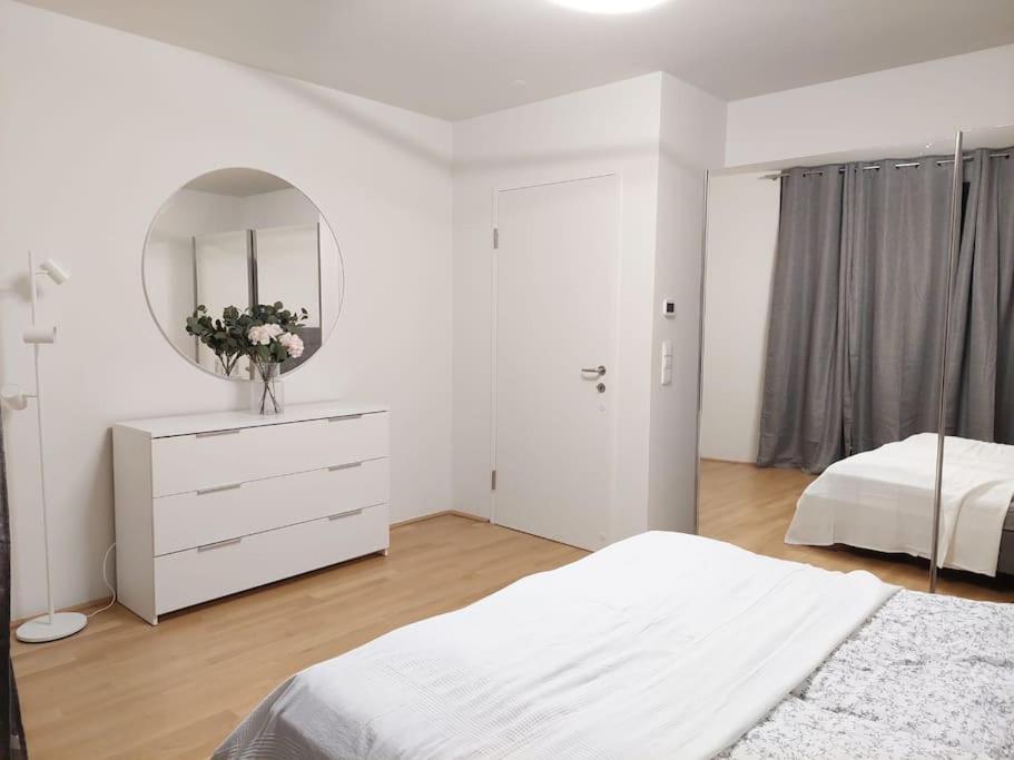Balcony I 5 Minutes to Belvedere I Great Location 2 Minutes to Main station