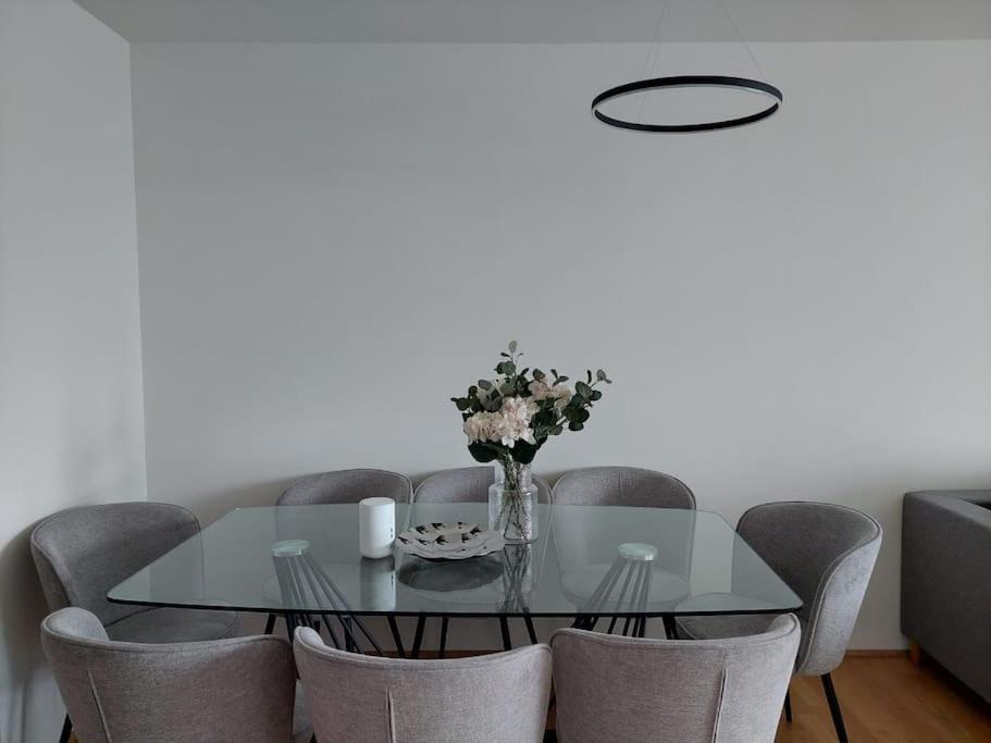 Balcony I 5 Minutes to Belvedere I Great Location 2 Minutes to Main station