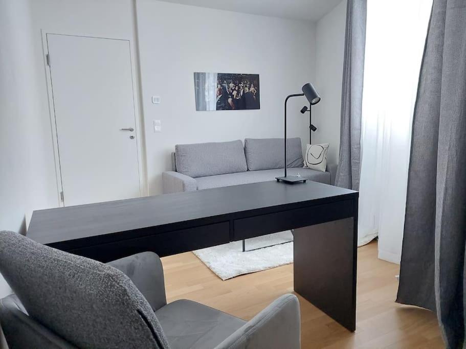 Balcony I 5 Minutes to Belvedere I Great Location 2 Minutes to Main station