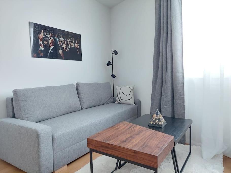Balcony I 5 Minutes to Belvedere I Great Location 2 Minutes to Main station