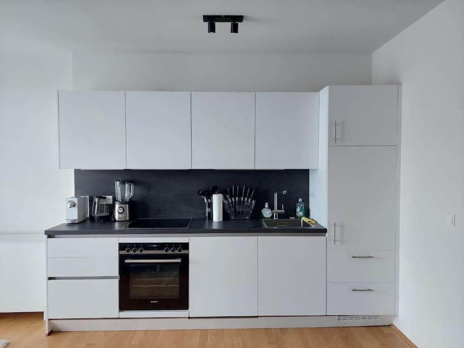 Balcony I 5 Minutes to Belvedere I Great Location 2 Minutes to Main station