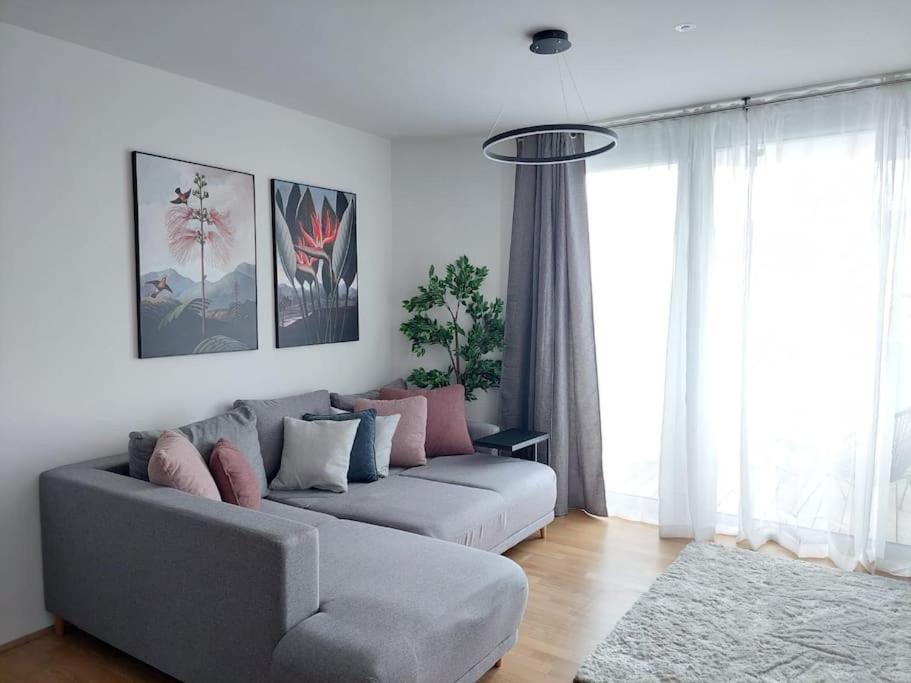 Balcony I 5 Minutes to Belvedere I Great Location 2 Minutes to Main station