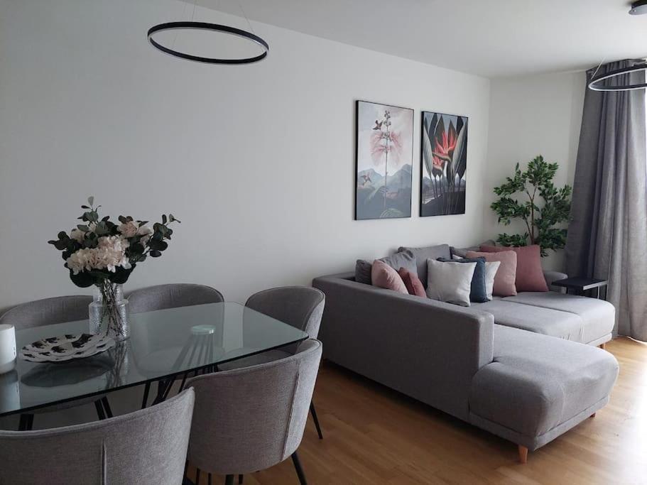 Balcony I 5 Minutes to Belvedere I Great Location 2 Minutes to Main station