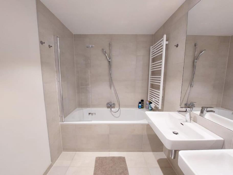 Balcony I 5 Minutes to Belvedere I Great Location 2 Minutes to Main station
