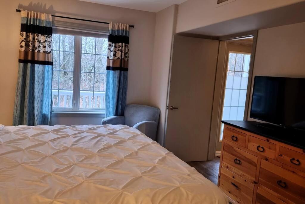 Country Retreat in Horseshoe Valley with 2 bdrs