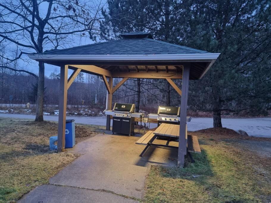 Country Retreat in Horseshoe Valley with 2 bdrs