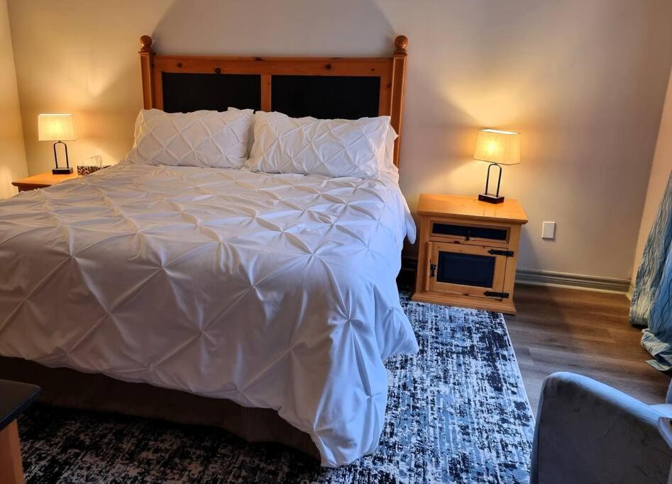 Country Retreat in Horseshoe Valley with 2 bdrs