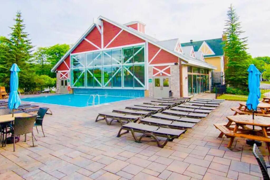 Country Retreat in Horseshoe Valley with 2 bdrs