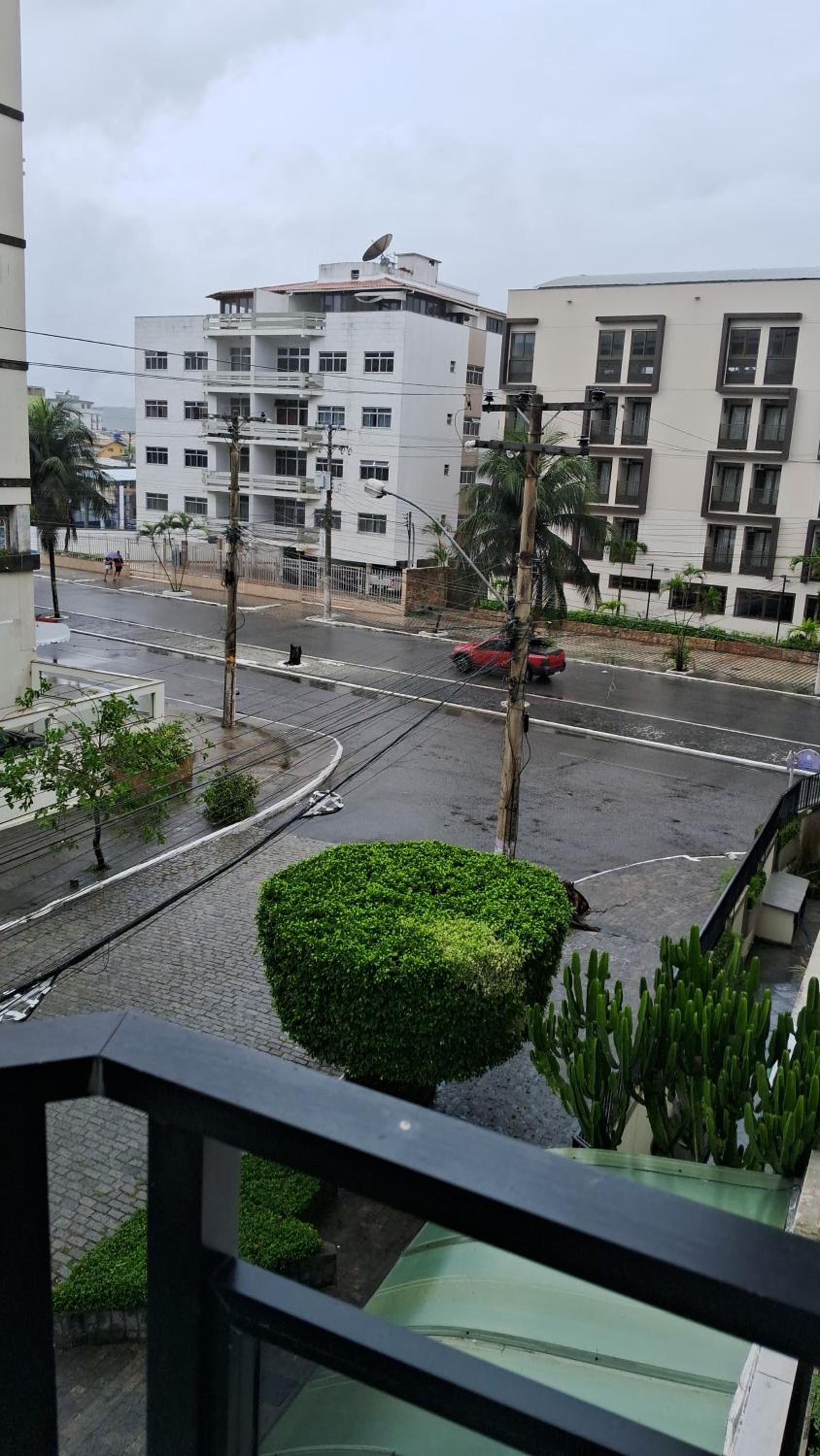 2 qrtos 1quadra da PRAIA DO FORTE com GARAGEM, Varanda, elevador, frente rua com vista livre