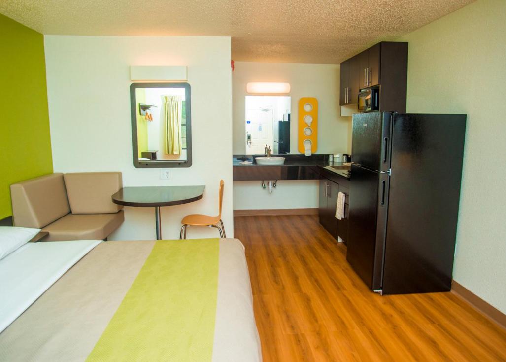 Motel 6-Palestine, TX view 5