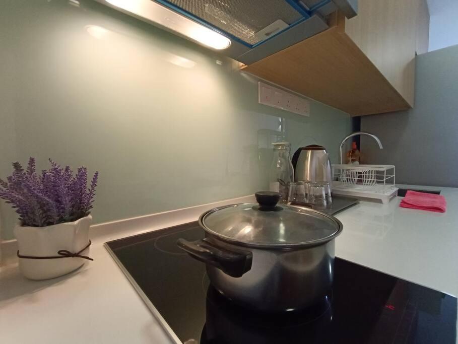 COL 18A Modern Balcony KLCC View Infinity Pool