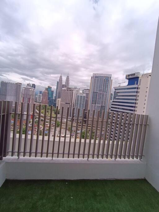 COL 18A Modern Balcony KLCC View Infinity Pool