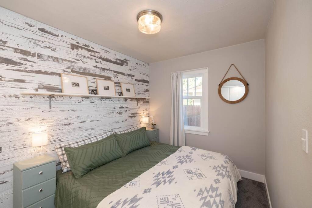 Charming Cozy Cottage with Hot Tub, photo 15